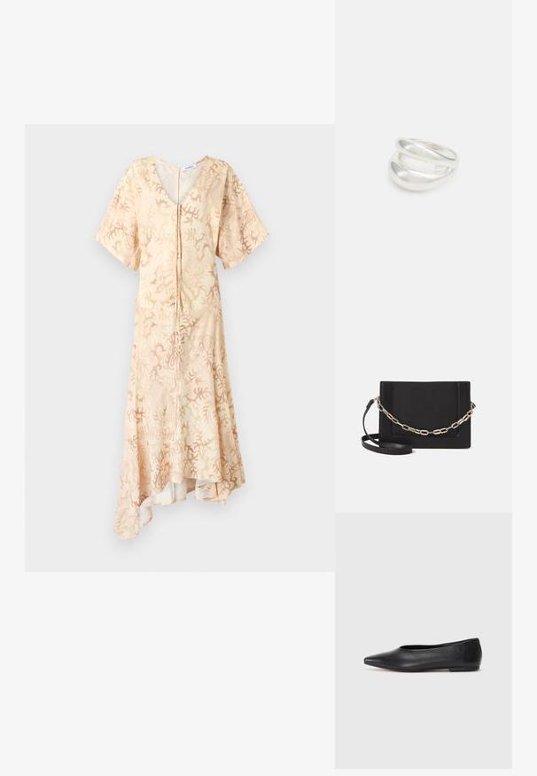 Kortärmad klänning med V-ringning i ett ljust beige tyg med ett abstrakt korallmönster, med knäppning framtill och asymmetrisk nederkant.; Svart läderballetflat, spetsig tå, minimalistisk design, slät textur, låg klack, ingen synlig hårdvara eller utsmyckningar.; Svart läder crossbody-väska med en slät yta, rektangulär form och metallickedjedetalj på framsidan. Justerbar rem ingår.; Silver ring med dubbel band och en slät, polerad yta. Har en flödande, böjd design med överlappande sektioner för en modern stil.