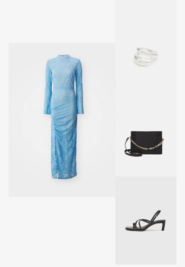 Svijetloplava čipkana haljina s dugim rukavima i visokim ovratnikom. Ima uski kroj i bočni prorez, s cvjetnim uzorcima i teksturom.; Crne sandale s trakama, kvadratnim prstom i niskom blok petom. Ima više tankih trakica i podesivu trakicu oko gležnja. Izrađene su od glatke kože.; Crna kožna torba preko tijela s glatkom teksturom, pravokutnim oblikom i metalnim lancem na prednjoj strani. Uključena je podesiva naramenica.; Srebrna dvostruka prsten s glatkom, poliranom površinom. Karakterizira ga fluidan, zakrivljen dizajn s preklapajućim sekcijama za moderan izgled.