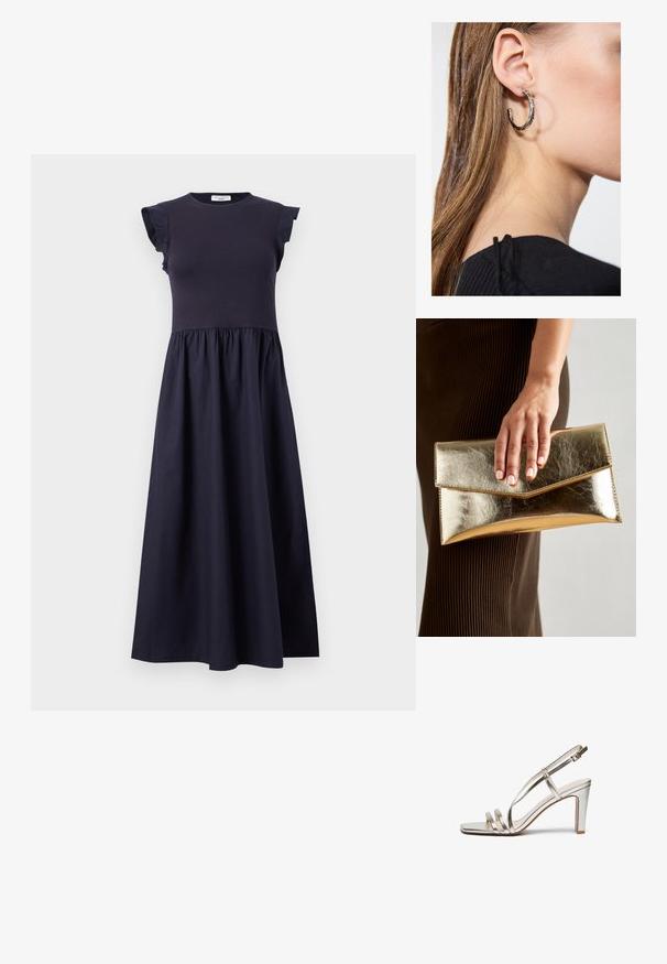 Marineblaues Kleid mit tailliertem Oberteil, Rüschenshulterärmeln und einem schwingenden Rock mit gerafftem Bund. Hergestellt aus einem glatten, leichten Stoff.; Metallisch silberner High-Heel-Sandalette mit offenem Zehenbereich, ausgestattet mit drei dünnen Riemen über dem Fuß und einem Knöchelriemen mit einer Schnalle.; Goldfarbene metallische Clutch mit einer glatten Textur und einem dreieckigen Klappenverschluss. Die Hand, die sie hält, hat ordentlich manikürte Nägel.; Silberne Creolen mit polierter Oberfläche, die kleine goldene Akzentdetails und eine runde Form aufweisen, am Ohrläppchen getragen.