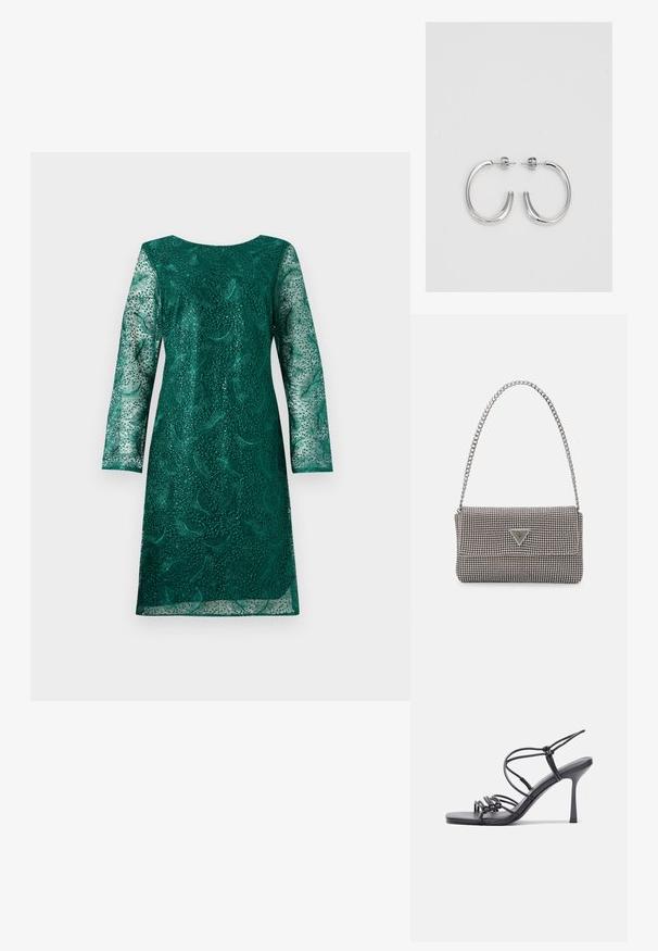 Grön spetsklänning med långa ärmar och rundad halsringning. Har intrikata blommönster och en något lös passform.; Svarta högklackade sandaler har tunna remmar med en knuten design, en slät fyrkantig tå och en smal stilettklack.; Ljusgrå metallisk handväska med kedjestropp, prydd med små cirkulära metallnitar och en triangulär logotyp.; Silverfärgade hängande örhängen med en slät, blänkande yta. Rundad form, lätt design, med ett stift- och bakstängning.