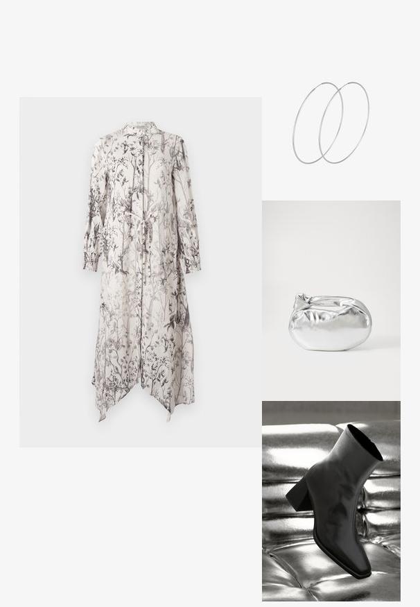 Dolga, lahka obleka s cvetličnim vzorcem v odtenkih črne na svetli podlagi. Vključuje ovratnik in detajl s vezi v pasu.; Črne gležnjarje iz sijočega materiala s kvadratnim prstom in zoženim peto, postavljene na sijoče srebrno oblazinjeno ozadje.; Srebrna kovinska torbica z mehko, zaobljeno obliko in zavezano zgornjo zaporo. Narejena iz gladkega umetnega usnja.; Srebrne uhane v obliki obroča z minimalističnim dizajnom. Krožna oblika, gladka tekstura in tanek profil. Lahki s poliranim zaključkom.