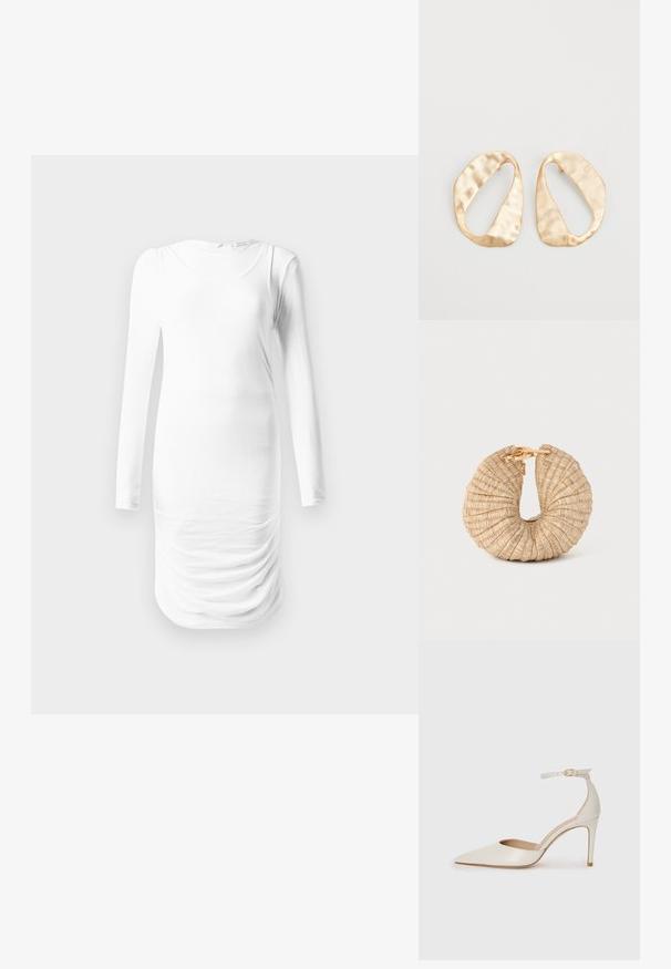 Ilga rankovė, balta suknelė, pagaminta iš lygaus audinio, su apvaliomis apykakle ir susiraukšlėjusia tekstūra juosmens srityje. Paprastas ir prigludęs dizainas.; Balti odiniai aukštakulniai batai su smailiu priekiniu galu, kulkšnies dirželiu ir siauru stiletu. Lygi tekstūra su subtiliu blizgiu paviršiumi.; Cult Gaia UBAH - Delninukė - wheat; Nedidelis nereguliarus ovalo formos aukso tono metalinių auskarų pora su tekstūruota, šiek tiek kalta paviršiumi ant balto fono.