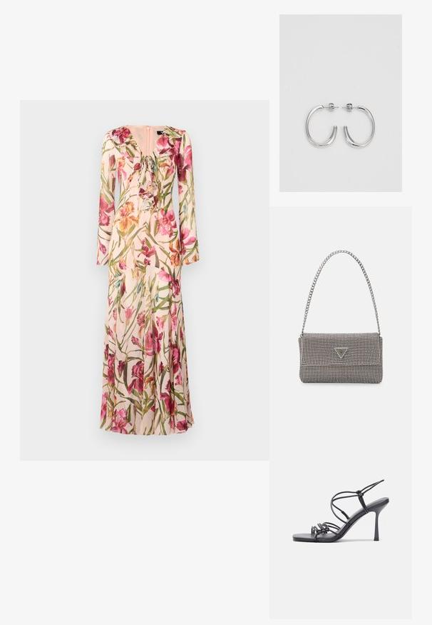 Blomstret lang kjole med en blød pink baggrund, livlige pink og gule blomster, flæset halsudskæring og lange ærmer.; Sorte højhælede sandaler med tynde stropper og en knyttet design, en glat firkantet tå og en slank stiletto hæl.; Lys grå metallisk håndtaske med kædestrop, dekoreret med små runde metalliske studs og et trekantet brandlogo.; Sølv hoop øreringe med en glat, skinnende overflade. Rundet form, letvægtsdesign med post-back lukning.