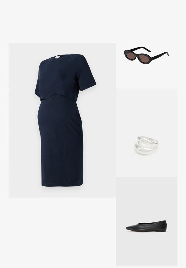 Mornarska materinska obleka iz gladkega bombaža, ki ima kratke rokave in ukrivljen ovitek, ki omogoča udobno nošenje med nosečnostjo.; Črne usnjene balerinke, koničast toe, minimalističen dizajn, gladka tekstura, nizka peta, brez vidnih kovinskih delov ali okraskov.; Črne ovalne sončne očala s smešnimi rjavimi lečami. Imajo debele plastične okvirje in tanke, ukrivljene ročke. Površina je gladka.; Srebrn dvojni prstan z gladko, polirano površino. Ima tekoč, ukrivljen dizajn z prekrivajočimi se sekcijami za sodoben videz.