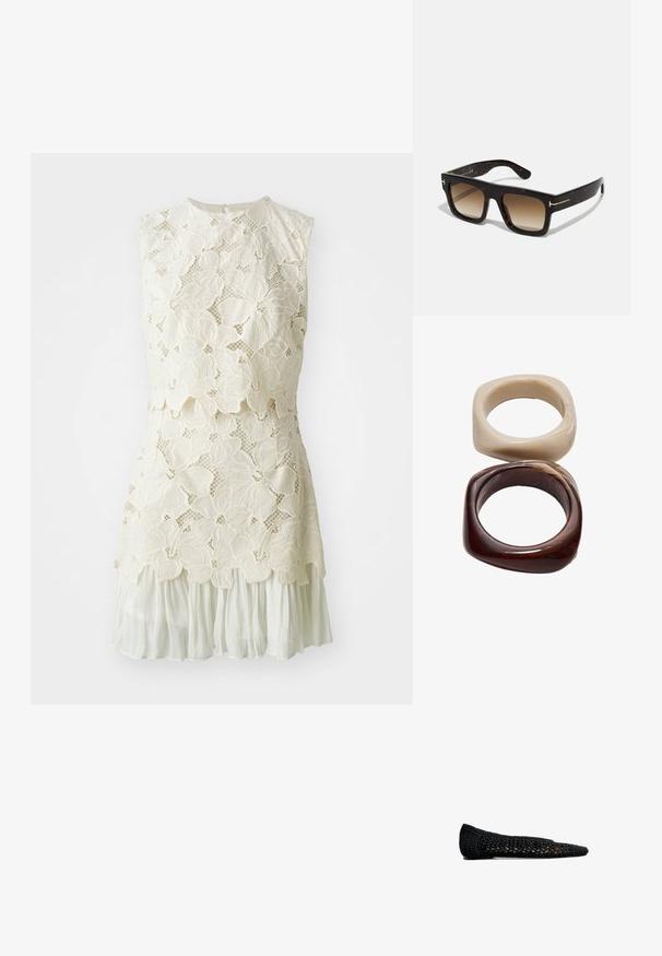 Sukienka koronkowa z kwiatowym wzorem w odcieniu off-white, z warstwowym krojem i przezroczystą, zwiewną dolną częścią.; Czarne baleriny na szydełku z szpiczastym noskiem, charakteryzujące się plecioną teksturą i subtelną podszewką, zaprojektowane z myślą o komforcie i przewiewności.; Okulary przeciwsłoneczne w kolorze żółwia z kwadratową ramą, gradientowymi brązowymi soczewkami i subtelnymi złotymi akcentami na zausznikach.; Stradivarius SET ciemnobrązowy