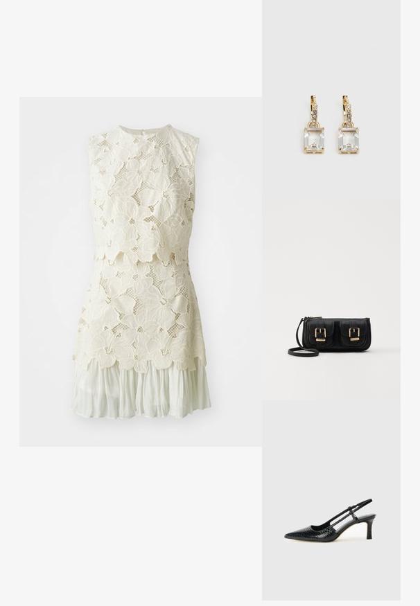 Vestido de encaje con un patrón de flores en color blanco roto, con un diseño en capas y una sección inferior fluida y transparente.; Tacón slingback negro de charol con punta afilada, que presenta un estampado de serpiente texturizado, correa ajustable y un tacón bloque corto y texturizado.; Bolso cruzado de cuero negro con dos bolsillos frontales, hebillas doradas, cierre de cremallera y una correa delgada. Superficie texturizada y forma rectangular compacta.; Pendientes en tono dorado con un cristal rectangular y transparente que cuelga por debajo de una fila de pequeños acentos redondos y claros. Diseño elegante y moderno.