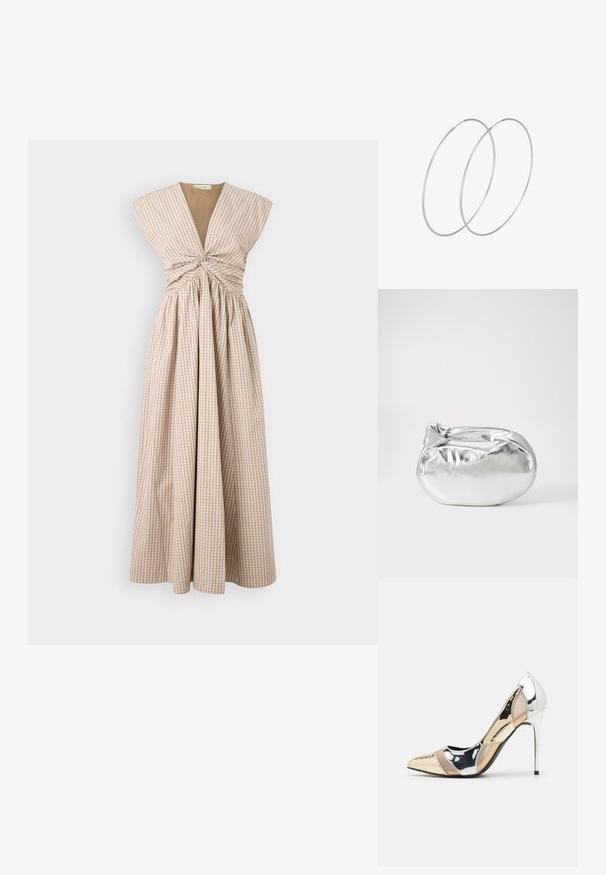Lungo vestito senza maniche a quadri beige e bianchi con gonna plissettata, caratterizzato da una profonda scollatura a V e dettagli sul corpetto arricciati.; Scarpa con tacco alto a punta, con una combinazione di colori argento, oro e nudo. Finitura lucida con design a ritaglio, con tacco a stiletto.; Borsa a pochette metallica argentea con una forma morbida e arrotondata e chiusura superiore annodata. Realizzata in materiale sintetico morbido.; Orecchini a cerchio in argento con un design minimalista. Forma circolare, superficie liscia e profilo sottile. Leggeri con una finitura lucida.