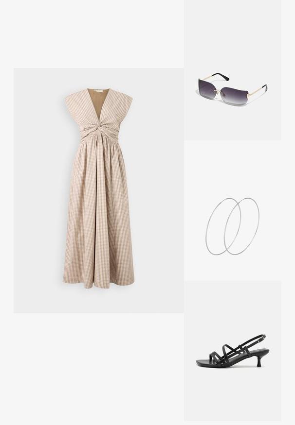 Lungo vestito senza maniche a quadri beige e bianchi con gonna plissettata, caratterizzato da una profonda scollatura a V e dettagli sul corpetto arricciati.; Sandali neri con tacco alto e molteplici cinturini incrociati. Materiale liscio, punta appuntita e tacco sottile. Cinturino alla caviglia regolabile con fibbia.; Occhiali da sole con lenti a gradiente grigio, montatura in metallo dorato e dettagli in plastica nera. Lenti a forma di farfalla uniche con stanghette sottili.; Orecchini a cerchio in argento con un design minimalista. Forma circolare, superficie liscia e profilo sottile. Leggeri con una finitura lucida.
