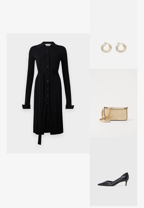 Vestido preto de manga longa feito de tecido suave, com botão na parte da frente, colarinho e cinto na cintura. Punhos com botão e comprimento até ao joelho.; Sapato de salto alto preto em pele com bico fino e salto baixo. Apresenta uma textura suave e brilho subtil. Corte aberto na parte da frente para um detalhe adicional.; Clutch de couro dourado metálico com um acabamento texturizado, apresentando uma alça de corrente dourada e uma alça de ombro removível. Logotipo da marca em relevo.; Lauren Ralph Lauren BASIC SMALL HOOP - Brincos - gold-coloured