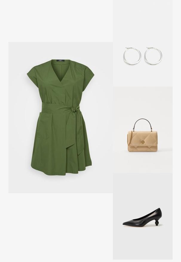 Robe verte à manches courtes, décolleté en V, ceinture à nouer à l'avant, poches latérales et en tissu léger texturé.; Chaussure à talon haut en cuir noir avec un bout pointu et un talon arrondi. Texture lisse avec un design épuré et minimal.; Sac à main en cuir beige matelassé avec quincaillerie dorée, une chaîne en bandoulière et une anse supérieure. Dispose d'un rabat à l'avant et d'un détail de logo signature.; Les boucles d'oreilles en argent en forme de créole présentent un design lisse et arrondi avec un profil fin et un fermoir sécurisé. Style minimaliste avec une finition polie.