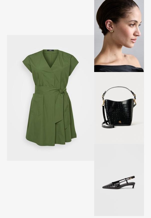 Zelené zavinovacie šaty s krátkymi rukávmi, výstrihom do V, predným viazaním, bočnými vreckami a ľahkým textúrovaným materiálom.; Čierna kožená topánka s úzkym špičatým nosom, s popruhom na päte, krokodílovou textúrou, malým zúženým podpätkom a nastaviteľným popruhom s detailom kovovej spony.; Čierna kabelka z kože s embosovaným hadím vzorom, zakriveného tvaru, so zlatými kovovými doplnkami, nastaviteľným popruhom a detailom loga na prednej strane.; Zlaté guľaté náušnice nosené na uchu osoby, zdôrazňujúce hladký povrch a lesklý povrch, na neutrálnom pozadí.