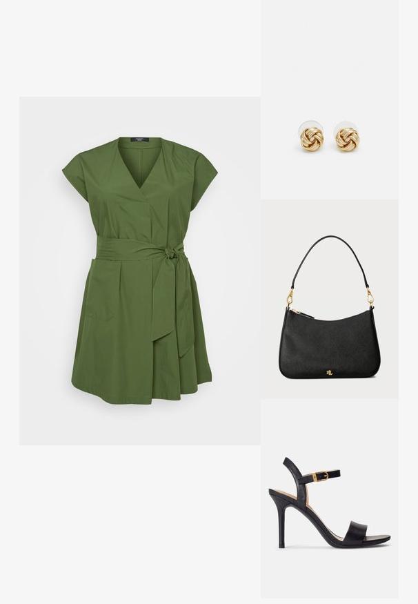 Groene wikkeljurk met korte mouwen, v-hals, voorste strikceintuur, zijzakken en een lichtgewicht, gestructureerde stof.; Zwarte hoge hakken sandalen met een glad leren bovenwerk, open neus en een ontwerp met één band met een gouden gespaccent.}}; Zwarte leren handtas met een gestructureerd ontwerp, voorzien van een ritsluiting, een afneembare schouderband en gouden hardwareaccenten.; Gouden knoopstuds met een gedraaide design. Elke oorring heeft een ronde transparante achterkant voor een veilige draagervaring.