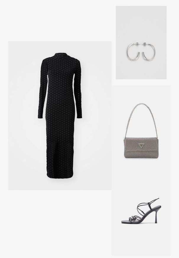 Čierne dlhé šaty s dlhým rukávom, ktoré majú textúrovaný vzor s opakujúcim sa logom. Dizajn je priliehavý s vysokým golierom a siluetou dĺžky po zem.; Čierne sandále na vysokom podpätku majú tenké remienky s uzlovým dizajnom, hladký štvorcový špičku a elegantný stiletto podpätok.; Svetlošedá metalická kabelka s reťazovým popruhom, ozdobená malými kruhovými kovovými štítkami a trojuholníkovým logom značky.; Strieborné kruhové náušnice s hladkým a lesklým povrchom. Okrúhly tvar, ľahký dizajn, s uzáverom na kolík.