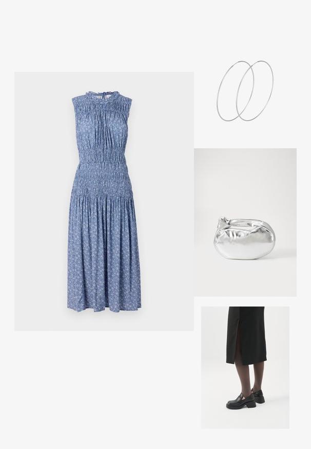 Vestido floral azul con diseño sin mangas, cintura fruncida, cuerpo plisado y falda fluida. Hecho de tela ligera, presenta un escote con volantes.; Zapatos de piel negra con punta redondeada, tacón grueso y bloque, y acentos elásticos en los laterales, combinados con unos pantys oscuros y una falda negra con una abertura.; Bolsa de pouch metálica plateada con una forma suave y redondeada y un cierre en la parte superior con un nudo. Hecha de un material de imitación de cuero suave.; Pendientes de aro plateados con un diseño minimalista. Forma circular, textura suave y perfil delgado. Livianos con un acabado pulido.