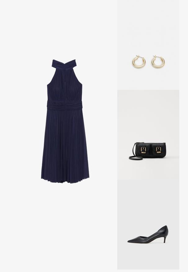 Tamsiai mėlyna halter stiliaus suknelė su klostuota sijonu ir susirinkusia palaidine. Savybėmis yra susuktas iškirpimas ir elastingas liemuo patogumui.; Juodi odiniai aukštakulniai su smailiu priekeliu ir žemu kulnu. Turi lygią tekstūrą ir subtilų blizgesį. Priekyje yra atvira anga, suteikianti papildomo detalių.; Juodas odinis per petį nešiojamas krepšys su dviem priekiniais kišenėmis, auksiniais sagtimis, užtrauktuko uždarymu ir siauromis petnešomis. Textūruota paviršius ir kompaktiškas stačiakampis formatas.; Lauren Ralph Lauren BASIC SMALL HOOP - Auskarai - gold-coloured