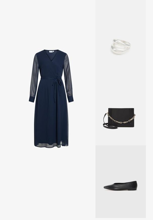 Mornarsko plava haljina s preklopom i dubokim V-izrezom, dugim prozirnim rukavima i remenom za vezanje. Ima lepršavu suknju s slojevitom teksturom.; Crne kožne balerinke, uski vrh, minimalistički dizajn, glatka tekstura, niska peta, bez vidljivih dodataka ili ukrasa.; Crna kožna torba preko tijela s glatkom teksturom, pravokutnim oblikom i metalnim lancem na prednjoj strani. Uključena je podesiva naramenica.; Srebrna dvostruka prsten s glatkom, poliranom površinom. Karakterizira ga fluidan, zakrivljen dizajn s preklapajućim sekcijama za moderan izgled.
