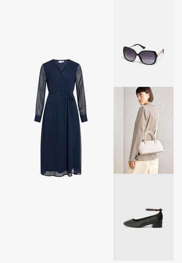 Tmavě modré zavinovací šaty s hlubokým výstřihem do V, dlouhými průhlednými rukávy a opaskem na zavázání. Mají splývavou sukni s vrstvenou strukturou.; Černé kožené lodičky s špičatou špičkou a nízkým blokovým podpatkem. Obsahují pásek kolem kotníku se zlatou sponou. Hladký povrch.; Černé oversized sluneční brýle se gradientními skly, silnými rámy a zlatými řetízkovými detaily na nožičkách.; Bílá strukturovaná kabelka s krátkými uchy a ramenním popruhem, zdobená zlatými kovovými prvky a texturovaným materiálem, vystavená na šedém pozadí.