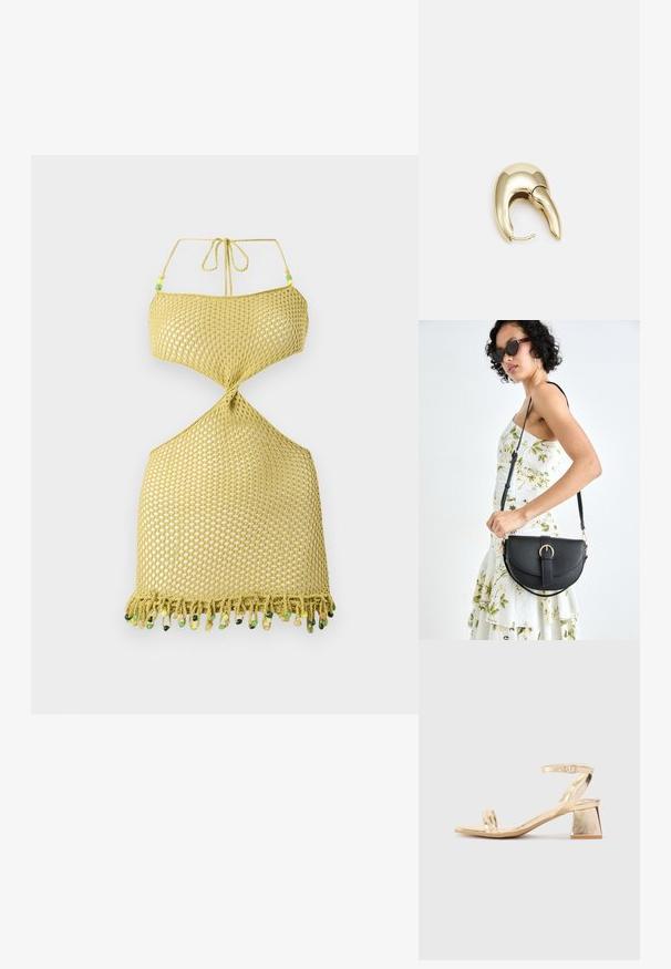 Žluté pletené šaty s halter krkem, s twisted designem, otevřenými bočními stranami a třásňovým lemem zdobeným barevnými korálky.; Zlaté metalické sandály na podpatku s ostrým blokovým podpatkem, dvěma pásky přes nohu a nastavitelným páskem kolem kotníku. Hladká textura.; Černá kožená kabelka s křivkovým tvarem, odnímatelným popruhem a zlatými detaily. Kabelka má klopu s přezkou.; Náušnice ve zlatém tónu z kovu s elegantním zakřiveným designem. Vyznačují se jedinečným špičatým tvarem, lesklým povrchem a závěsem na kloub.