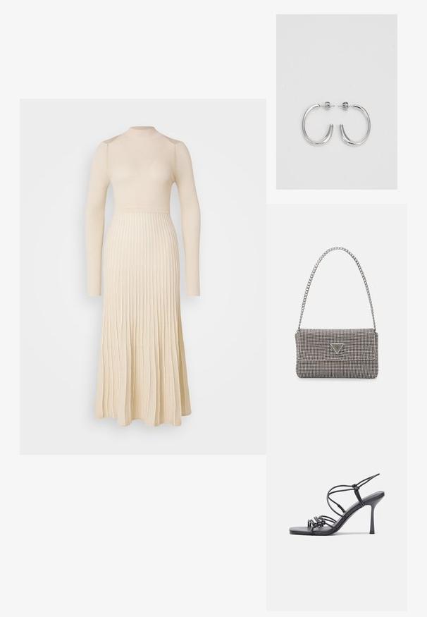 Langärmliges, geripptes Strickkleid in hellem Beige mit anliegendem Oberteil und ausgestellt Rock, ausgestattet mit vertikalen Falten und einem Stehkragen.; Schwarze, hochhackige Sandalen mit dünnen Riemen und einem geknoteten Design, einer glatten, rechteckigen Zehenpartie und einem eleganten Stiletto-Absatz.; Hellegraue metallische Handtasche mit einer Kettenriemen, verziert mit kleinen kreisförmigen metallic Nieten und einem dreieckigen Markenlogo.; Silberne Creolen mit einer glatten, glänzenden Oberfläche, einer gebogenen Form und einer Steckverschluss. Minimalistisches Design mit modernem Finish.