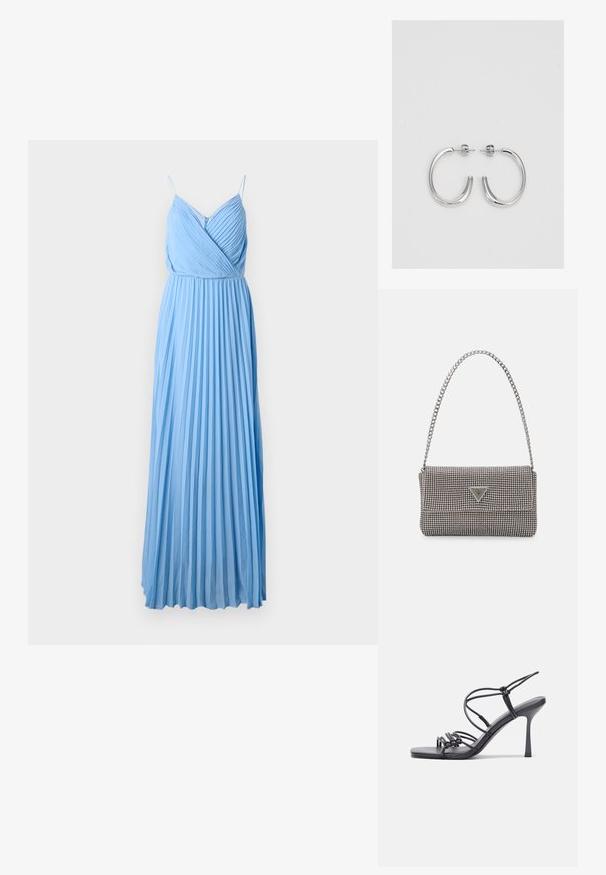 Helles blaues, plissiertes Maxikleid mit verstellbaren Spaghettiträgern und V-Ausschnitt. Hergestellt aus glattem Stoff und zeichnet sich durch elegante, fließende Linien aus.; Schwarze, hochhackige Sandalen mit dünnen Riemen und einem geknoteten Design, einer glatten, rechteckigen Zehenpartie und einem eleganten Stiletto-Absatz.; Hellegraue metallische Handtasche mit einer Kettenriemen, verziert mit kleinen kreisförmigen metallic Nieten und einem dreieckigen Markenlogo.; Silberne Creolen mit einer glatten, glänzenden Oberfläche. Abgerundete Form, leichtes Design, mit einer Steckverschluss.