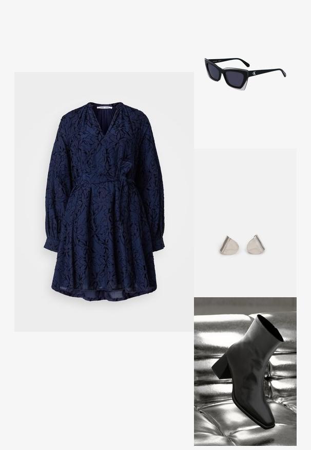 Mornarsko plava haljina s cvjetnim vezom, V-izrez, duge napuhane rukave i strukirana struk. Lepršava suknja s lagano proširenim rubom.; Crni gležnjača napravljena od sjajnog materijala sa četvrtastim vrhom i suženom petom, postavljena protiv srebrne sjajne pozadine sa nabranim uzorkom.; Crne oversize sunčane naočale geometrijskog oblika, s tamnim staklima i kontrastnom sivom dekoracijom na okviru. Logo na dršci.; Srebrne metalne naušnice s glatkim, oblikom suze i poliranim završetkom. Suptilni utori dodaju detalje. Minimalistički dizajn.