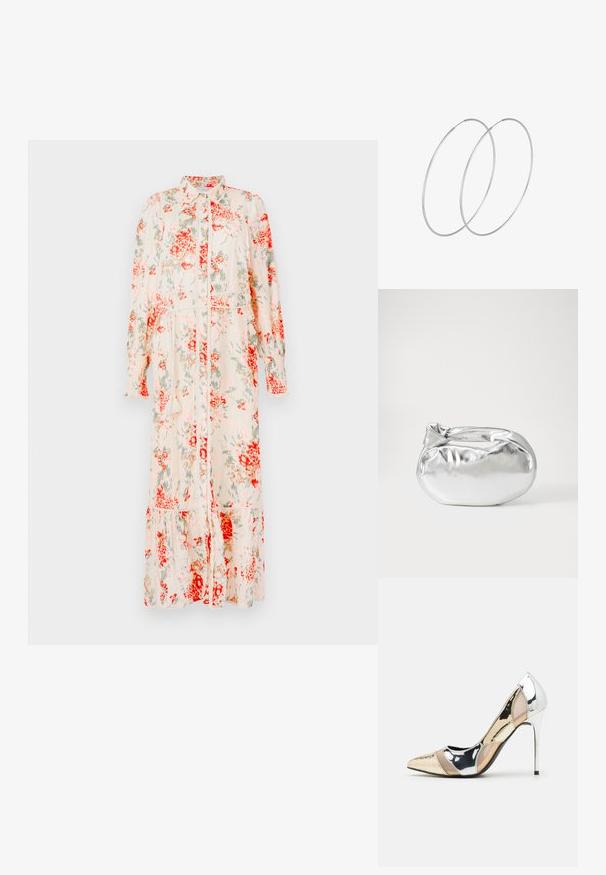 Blumenkleid in Creme mit roten und grünen Blumen in mittellanger Form. Verfügt über eine Knopfleiste, lange Ärmel und einen gestuften Saum. Leichter Stoff.; Spitz zulaufender High-Heel-Schuh in einer Farbgestaltung aus Silber, Gold und Nude. Glänzende Oberfläche mit Ausschnittdesign und stiletto Absatz.; Silberne metallic Pouch-Tasche mit einer sanften, abgerundeten Form und einem geknoteten Verschluss oben. Hergestellt aus glattem Kunstleder.; Silberne Creolen mit minimalistischem Design. Rundform, glatte Oberfläche und dünnes Profil. Leichtgewichtig mit hochglänzender Oberfläche.