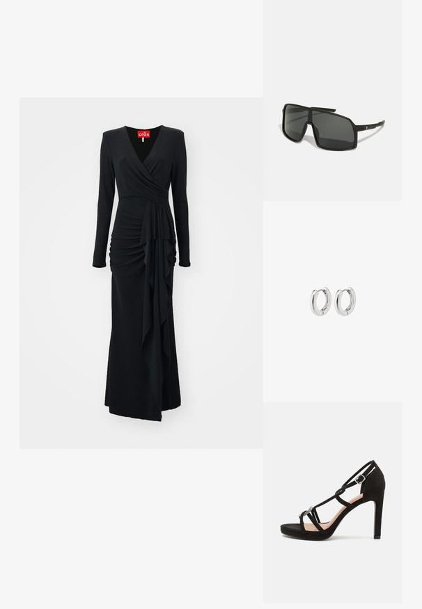 Schwarzes Langarmkleid mit tiefem V-Ausschnitt, Wickeldesign und geraffter Textur. Verfügt über einen drapierten Volant an der Taille und an der Seite.; Schwarze Wildleder-Pappelsandalen mit überkreuzten Riemen, einem dekorativen silberfarbenen Akzent und einer Plateausohle für zusätzliche Höhe.; Schwarze Sonnenbrille mit einem großen, eckigen Rahmen, dunklen Gläsern und dünnen, eleganten Bügeln, die auf einer Seite ein kleines Logo tragen.; Silberne Creolen mit einem polierten Finish, die ein kreisförmiges Design und nahtlose Scharniere aufweisen und eine glatte Textur präsentieren.