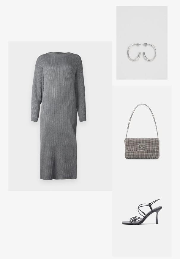 Szürke bordázott kötött ruha, laza fazonban, hosszú ujjal, kerek nyakkal és térdigg érő hosszban. A szöveten függőleges textúra található.; Fekete magas sarkú szandálok vékony pántokkal, csomózott mintával, sima négyzetes orral és karcsú stiletto sarkal rendelkeznek.; Világosszürke fémes kézitáska lánc pánttal, kis kör alakú fém kifinomult díszítéssel és háromszög alakú márkagéppel.; Ezüst karika fülbevalók sima, fényes felülettel, ívelt formával és postazáras zárral. Minimalista, modern kivitel.