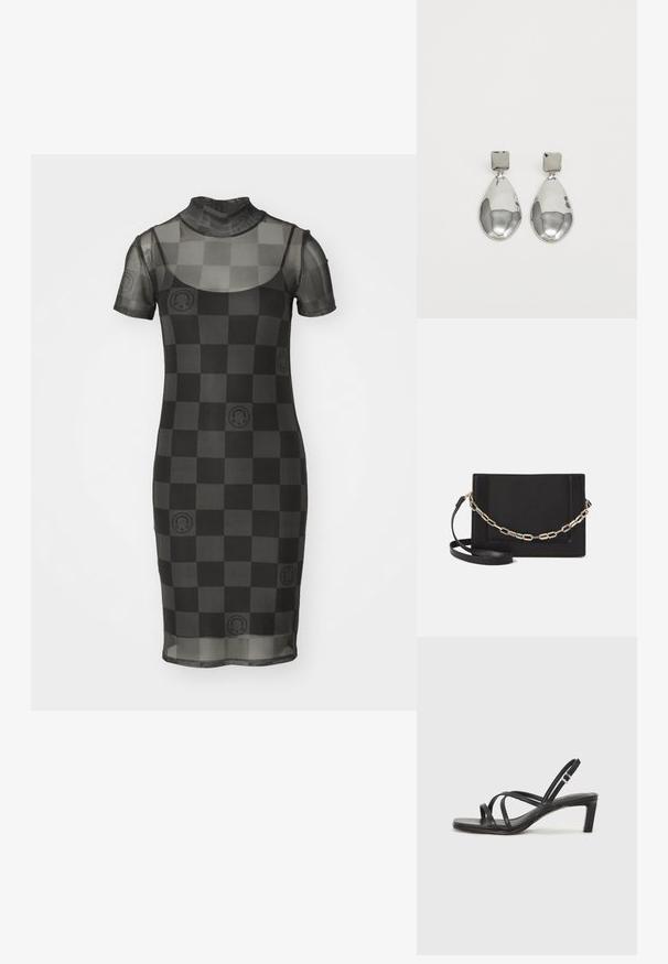 Vestido de malla negra transparente con mangas cortas, cuello alto y un patrón de tablero de ajedrez que presenta diseños circulares como acentos. Silueta ajustada.; Sandalia negra de tiras con punta cuadrada y tacón bajo de bloque. Presenta múltiples tiras delgadas y una correa ajustable en el tobillo. Fabricada en cuero suave.; Bolso cruzado de piel negra con textura suave, forma rectangular y un detalle de cadena metálica en el frente. Incluye una correa ajustable.; Pendientes de gota de plata con un arete cuadrado, presentando un acabado suave y pulido en forma de lágrima, que refleja la luz con una superficie brillante.