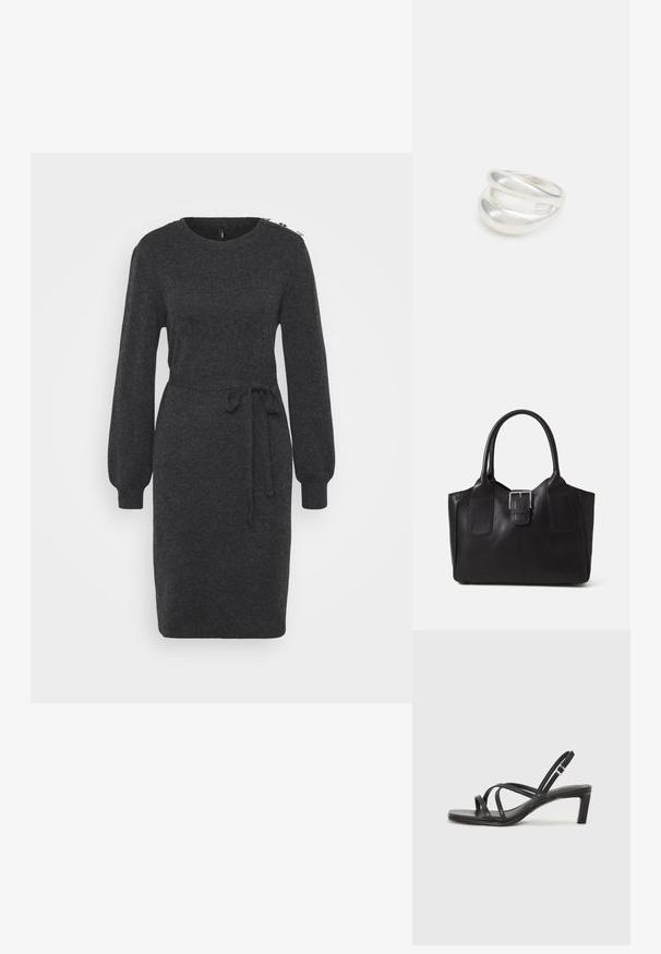 Tmavošedé pletené šaty s dlhými, vycpanými rukávmi, okrúhlym výstrihom a viazaním v páse. Obsahujú dekoratívne kovanie na pleci.; Čierne sandále na vysokom podpätku so štvorcovou špičkou a nízkym blokovým podpätkom. Obsahujú viacero tenkých popruhov a nastaviteľný členkový popruh. Vyrobené z hladkej kože.; Čierna kožená taška s hladkou textúrou, štruktúrovaným tvarom, dvoma uchami a výrazným strieborným prackovým detailom na prednej strane.; Strieborný prsteň s dvojitým pásikom s hladkým, lesklým povrchom. Má plynulý, zakrivený dizajn s prekryvajúcimi sa časťami pre moderný vzhľad.