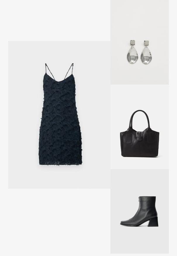 Vestido navy com finos alças em espaguete, apresentando uma superfície texturizada com camadas de babados, ajuste slim e comprimento até ao joelho.; Bota de tornozelo em couro preto com bico quadrado, fecho lateral e salto bloco contra um fundo claro plano.;  Bolsa tote de couro preta com textura suave, forma estruturada, duas alças e um destaque prateado proeminente na parte da frente.; Brincos de gota em prata com um pino quadrado, apresentando um acabamento liso e polido e uma forma de gota, refletindo a luz com uma superfície brilhante.