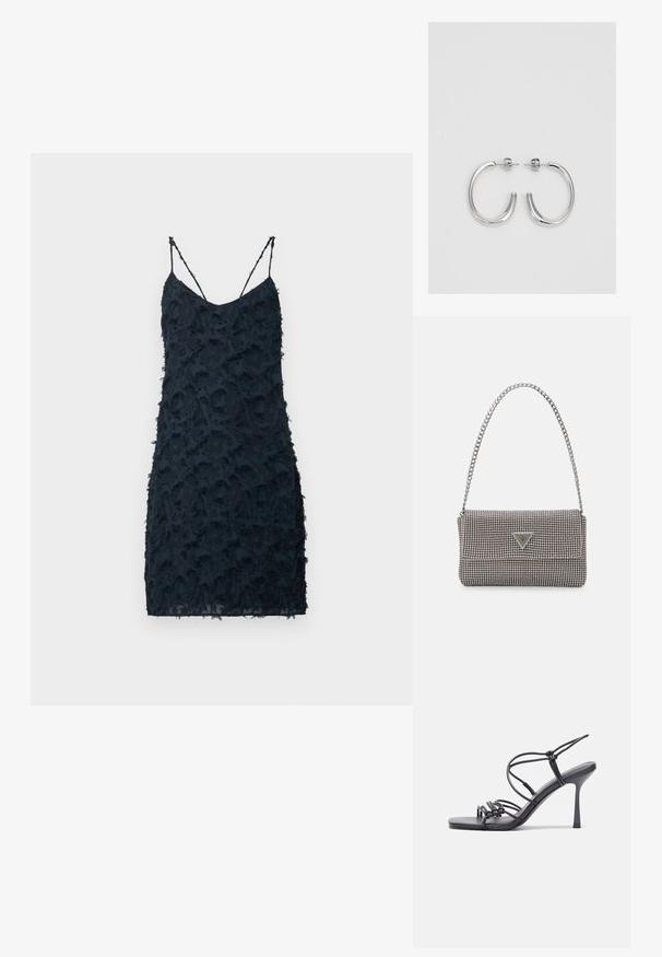 Morska haljina s tankim trakama, koja ima teksturiranu površinu s višeslojnim volanima, uskog kroja i dužine do koljena.; Crne sandale na visokoj potpetici imaju tanke trake s čvorastim dizajnom, glatki kvadratni vrh i elegantnu stiletto petu.; Svijetlosivi metalik ruksač s lancem, ukrašen malim okruglim metalnim zakovicama i trokutastim logotipom marke.; Srebrne naušnice u obliku obruča sa glatkom, sjajnom površinom, zakrivljenog oblika i zatvaranjem na čep. Minimalistički dizajn s modernim završetkom.