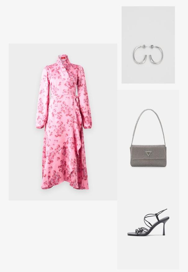 Rožnata cvetna obleka z zavihkom, izdelana iz gladkega blaga, z dolgimi rokavi, zavezovanjem v pasu in tekočim asimetričnim robom.; Črne visoke sandale na peto imajo tanke naramnice z vozlom, gladek kvadratni toe in eleganten stiletto peto.; Svetlo siva kovinska torbica z verižnim ročajem, okrašena z majhnimi okroglimi kovinskimi bleščicami in trikotnim logotipom blagovne znamke.; Srebrne obročaste uhane z gladko, sijočo površino. Zaobljena oblika, lahka zasnova, z zapiranjem na zatič.