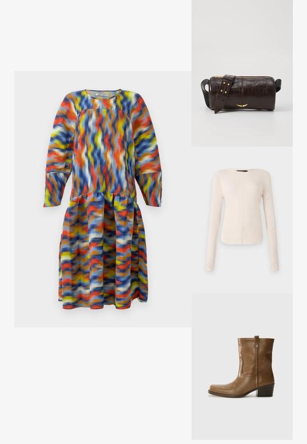 Mekko pitkillä hihoilla, jossa on monivärinen aaltoileva kuvio sinisessä, oranssissa, keltaisessa ja valkoisessa, jossa on laskeutettu vyötärö ja plisseehelma.; Pitkähihainen, vaaleanbeige paita, jossa on pyöreä kaula-aukko. Valmistettu pehmeästä kankaasta, jossa on keskeinen sauma ja hieman kaareva helma. Ei näkyvää metalliosaa.; Ruske nahkasaappaat nilkkamittaisella leikkauksella, neliönmuotoisella kärjellä, teksturoidulla pinnalla ja alhaisella pinottavalla korolla. Varustettu takana olevan vetotarran ja huomaamattomilla ompeleilla.; Ruskea krokotiilinkuosilla varustettu nahkalaukku, jossa on sylinterimäinen muoto, kultasävyiset yksityiskohdat ja irrotettava hihna, jossa on niittejä.