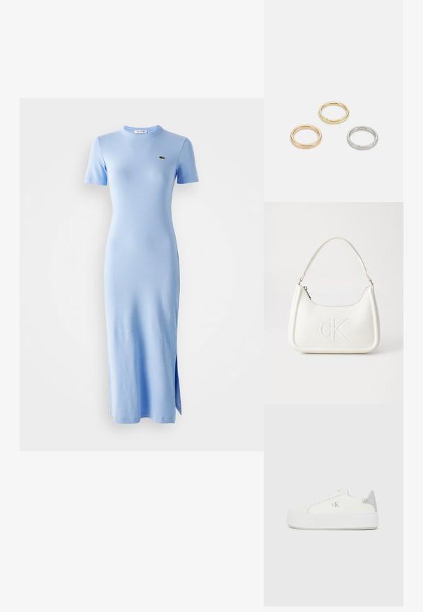 Svetlomodré, krátke rukávy, rebrované midi šaty s okrúhlym výstrihom a malým zeleným logom na ľavej hrudi, s bočným rozparsovaním na leme.; Biele plátené tenisky s hrubou bielou podrážkou, so strieborným kovovým akcentom na päte a jemným logom na boku.; Biela kožená kabelka s zakriveným tvarom, na prednej strane s embosovaným logom "CK" a jedným ramenným popruhom. Zipsové zapínanie navrchu.; Triumf kovových prsteňov: jeden v ružovom zlate, jeden zlatý s textúrovanými akcentmi a jeden strieborný, všetky s gravírovaným logom na vnútornej strane.