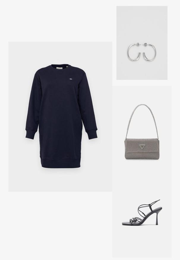 Rochie-sweatshirt bleumarin dintr-un amestec moale de bumbac. Are mâneci lungi, manșete ribbate și guler rotund. Detaliu mic cu logo pe piept.; Sandale negre cu toc înalt au curele subțiri cu un design legat, un vârf pătrat neted și un toc stiletto elegant.; Geantă metalică gri deschis, cu un strap din lanț, decorată cu mici ținte circulare metalice și un logo de marcă triangular.; Cercei rotunzi din argint cu un finisaj neted și strălucitor. Design ușor, având o formă rotundă și închidere cu tijă.
