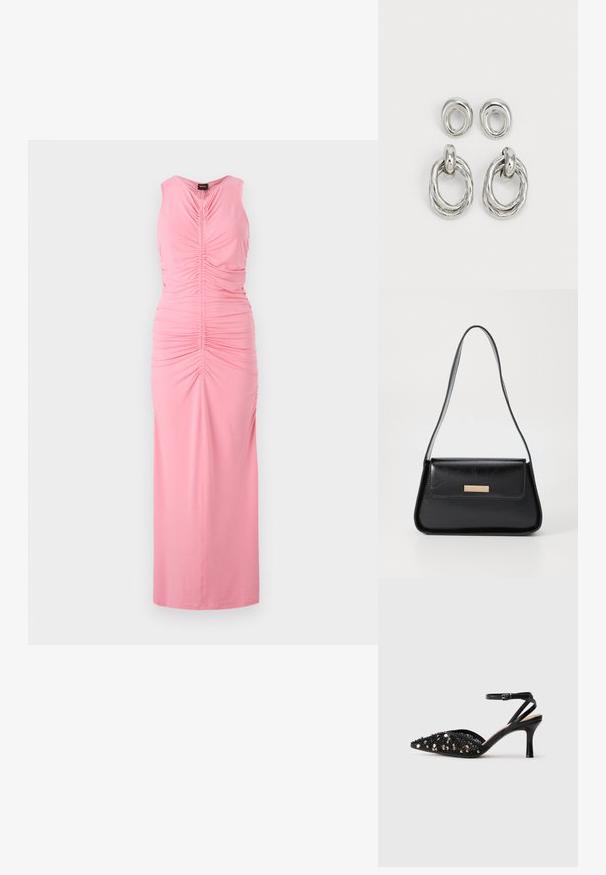 Vestuário rosa sem mangas com textura franzida e pregas na parte da frente, de comprimento longo, feito de tecido suave e liso.; Sandal com salto médio preto e bico fino, adornada com lantejoulas pretas e prateadas, com uma tira fina no tornozelo e fecho com fivela.; Bolsa de couro preta com uma forma triangular estruturada, alça fina e metalização dourada, apresentando uma placa de logotipo no flap frontal.; Brincos em metal com tom prateado, apresentando dois estilos: um aro circular torcido e um botão circular liso. A superfície refletiva realça a elegância.