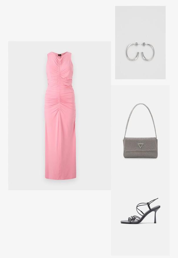 Ružová bezramienková šaty s nahrnutou textúrou a riasením vpredu, dlhá dĺžka, vyrobené z jemnej, hladkej látky.; Čierne sandále na vysokom podpätku majú tenké remienky s uzlovým dizajnom, hladký štvorcový špičku a elegantný stiletto podpätok.; Svetlošedá metalická kabelka s reťazovým popruhom, ozdobená malými kruhovými kovovými štítkami a trojuholníkovým logom značky.; Strieborné kruhové náušnice s hladkým a lesklým povrchom. Okrúhly tvar, ľahký dizajn, s uzáverom na kolík.