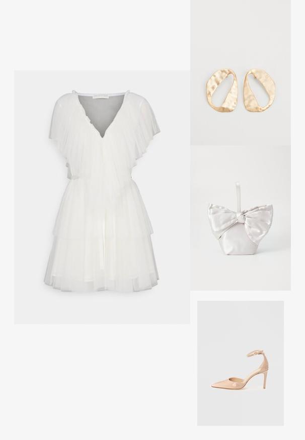 Robe en tulle blanche avec un design à étages, décolleté en V et manches volantées. Détails avec une taille ceinturée pour une silhouette accentuée.; Chaussure à talon aiguille en cuir verni nude, avec une sangle de cheville et un bout pointu, présentant une texture lisse et un design minimaliste.; Sac à main en satin blanc, avec un grand nœud sur le devant. Le sac a une forme structurée et une courte anse lisse.; Une paire de boucles d'oreilles en métal doré, de forme ovales irrégulières, avec une surface texturée et légèrement martelée sur fond blanc.