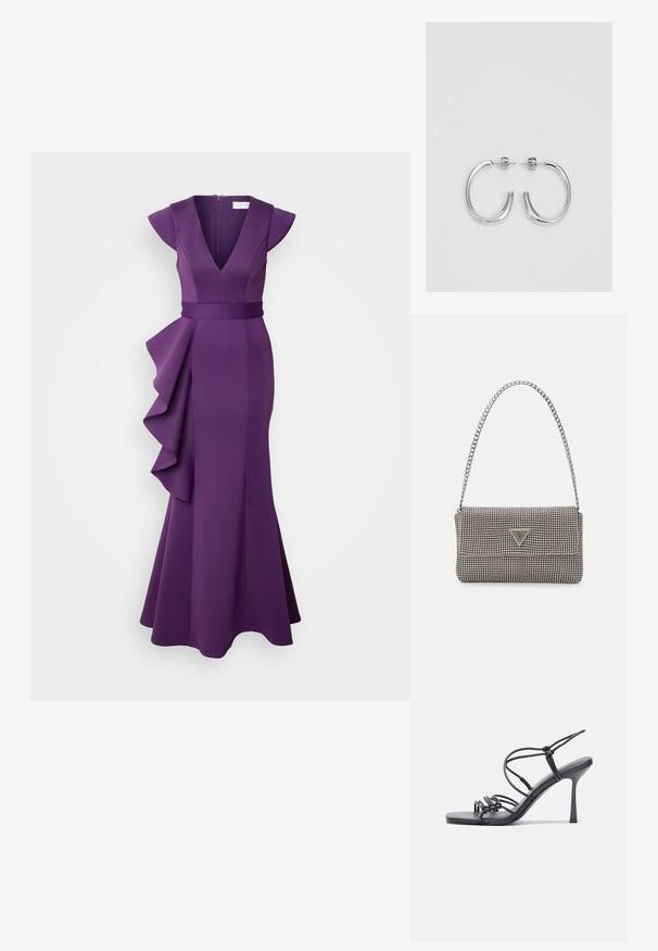Purpurinė vakarinė suknelė su giliu V formos iškirpimu, trumpomis rankovėmis ir kože ruffle akcentu. Pagaminta iš lygaus, prigludusio audinio, kuris platėja ties apvadu.; Juodos aukštakulnės sandalai pasižymi plonyčiais dirželiais su mazgo dizainu, lygiu kvadratiniu pirštu ir elegantišku stiletto kulnu.; Šviesiai pilka metalinė rankinė su grandinėlės dirželiu, papuošta mažais apvaliais metaliniais smeigėmis ir trikampiu prekės ženklu.; Sidabrinės auskarai žiedai su lygiu, blizgiu paviršiumi. Suapvalinta forma, lengvas dizainas, su uždarymu ant smeigtuko.