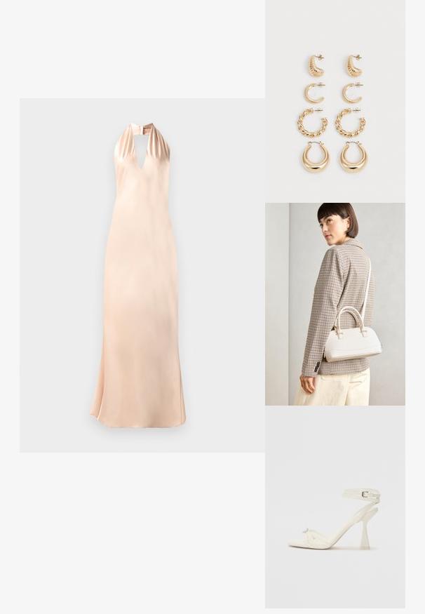 Halterio kaklo suknelė šviesiai persikinio atspalvio satine, su gilia V formos iškirpte ir prigludusia siluetu, su platėjančiu hemu apačioje.; Baltos odinės aukštakulnės sandalai su dirželiais, elegantiško dizaino, skaidriu blokiniu kulnu ir dekoratyviu elementu ant piršto.; Balta struktūruota rankinė su trumpomis rankenomis ir peties diržu, su auksinėmis detalėmis ir tekstūruota medžiaga, pastatyta prieš pilką foną.; Penkių auksinių auskarų rinkinys, pasižymintis įvairiais dizainais: suktos, briaunotos ir lygios paviršiai, kilpos ir pusmėnulio formos.