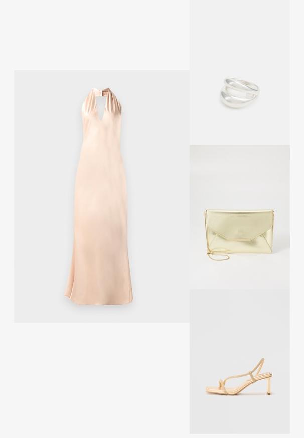 Sukienka na szyi w jasnopomarańczowym satynie, z głębokim dekoltem w kształcie V i dopasowanym krojem, zakończona szerokim dołem.; Złote sandały na wysokim obcasie z paskami, posiadające ozdobne paski, kwadratowy czubek oraz cienki blokowy obcas dla stabilności.; Złota metaliczna kopertówka z klapką, gładką teksturą i odczepianym łańcuszkiem. Posiada prostokątny złoty akcent z przodu.; Srebrna obrączka podwójna z gładką, polerowaną powierzchnią. Posiada płynny, zakrzywiony kształt z nakładającymi się sekcjami, co nadaje nowoczesny wygląd.