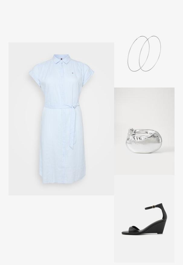Svetlomodré košeľové šaty vyrobené z priedušnej látky. Majú krátke rolované rukávy, opasok na viazanie a jemný detail s logom.; Čierne wedges sandále s hladkým matným koženým zvrškom, otvorenou špičkou a štíhlym remienkom na členku s dekoratívnou sponou.; Strieborná metalická taška s mäkkým, zaobleným tvarom a uzáverom s uzlíkom. Vyrobená z hladkej syntetickej kože.; Strieborné kruhové náušnice s minimalistickým dizajnom. Cirkulárny tvar, hladký povrch a tenký profil. Ľahké s lesklým povrchom.