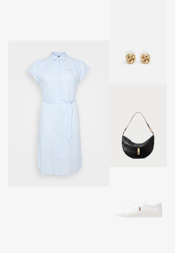Rochie cămașă de culoare albastră deschisă, fabricată dintr-un material respirabil. Are mâneci scurte rulate, un curea legată la talie și un detaliu discret cu logo.; Adidași din piele albă, design de tip low-top, cu o textură netedă, vârf rotund, față șiretată și un mic logo brodat pe lateral.; Geantă de piele neagră în formă de jumătate de lună. Dispune de un accent din metal auriu și o curea îngustă. Textură netedă, închidere cu fermoar în partea de sus.; Cercei cu tija aurie, cu un design răsucit. Fiecare cercel are un fundal circular transparent pentru o purtare sigură.
