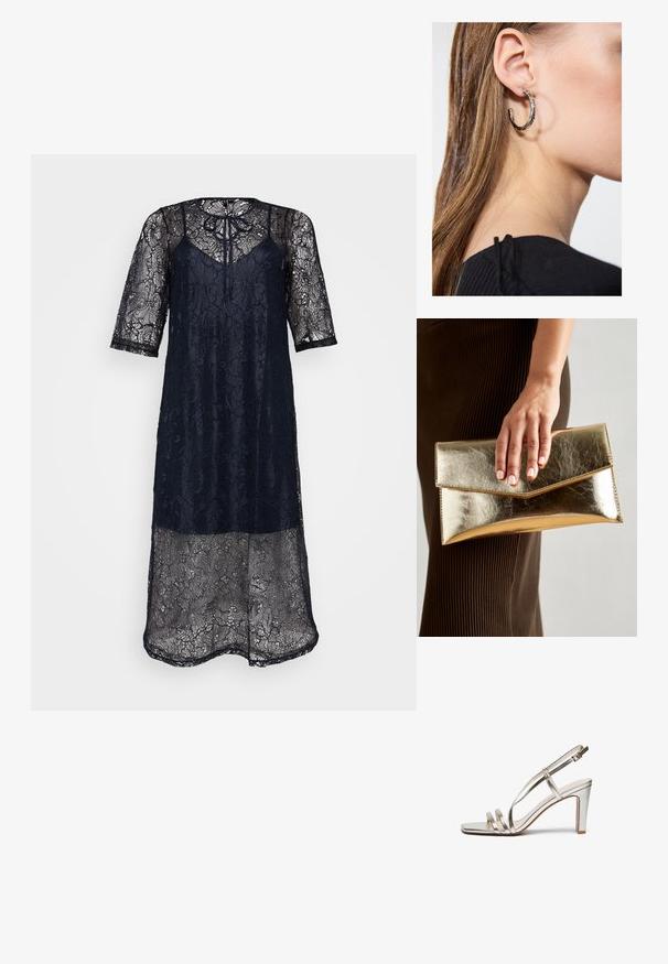 Sötétkék csipke ruha rövid ujjal, megkötős nyakkivágással és bonyolult virágmintákkal. Átlátszó anyag, amely réteges hatást kölcsönöz.; Fémes ezüst színű magassarkú szandál nyitott orral, három vékony pánttal a lábfejen és egy csatfüles bokapánttal.; Arany fémes clutch táska sima textúrával, háromszög alakú csattal. A kéz, amely tartja, szépen manikűrözött körmökkel rendelkezik.; Ez egy ezüst fülbevaló, sima felülettel, amelyen apró arany díszítőelemek találhatók. Kerek formájú és a fülcimpán viselik.