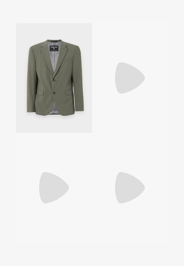Olijfgroene blazer van gladde stof, met een enkele knoopsluiting, ingezette revers en twee voorzakken. De binnenvoering is grijs.; Set van vijf t-shirts in zwart, wit en marineblauw. Katoenen stof, korte mouwen, ronde halsontwerp en een effen textuur zonder patronen.; Zwarte stretchstofbroek met een slim fit, voorzien van een knoopsluiting, riemlussen en opgerolde zomen. Soepele textuur met minimale detaillering.; Zwarte leren instappers met een gladde afwerking, ronde neus en een kleine decoratieve flap. Heeft een lage gestapelde hak en een subtiel merkteken.