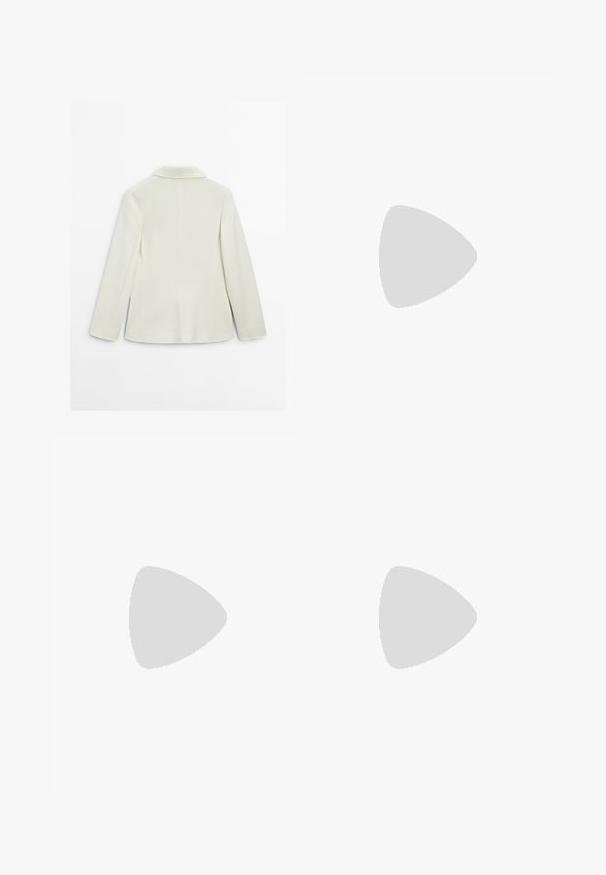 Blazer bianco a maniche lunghe con colletto, mostrato di spalle su uno sfondo bianco semplice.; Canotta bianca senza maniche con scollatura rotonda, realizzata in materiale a coste; design semplice senza motivi o decorazioni.; Pantaloni bianchi a gamba larga realizzati in un tessuto leggero, con una parte anteriore piatta, pieghe e una cintura, che offrono una vestibilità ampia e ariosa.; Sneakers crema e lavanda con tre strisce e suola marrone texturizzata, dotati di lacci e tallone imbottito. Parte superiore in tessuto morbido.