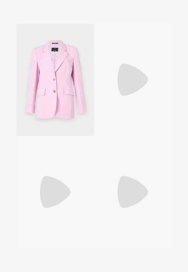 Rosa Blazer aus glattem Stoff mit taillierter Passform, ausgestattet mit einem Reverskragen, zwei vorderen Taschen und goldfarbenen Knöpfen.; Weißes Baumwoll-T-Shirt mit rundem Ausschnitt und kurzen Ärmeln. Mit einem silbernen kreisförmigen Logo-Design in der Mitte, das detaillierte Verzierungen aufweist.; Helle rosa, weitbeinige Hosen mit eine Vorderfalten, Knopfverschluss und einem metallischen Hakenakzent. Glatte Textur und minimalistisches Design.; Schwarze, hochhackige Sandalen mit dünnen Riemen und einem geknoteten Design, einer glatten, rechteckigen Zehenpartie und einem eleganten Stiletto-Absatz.
