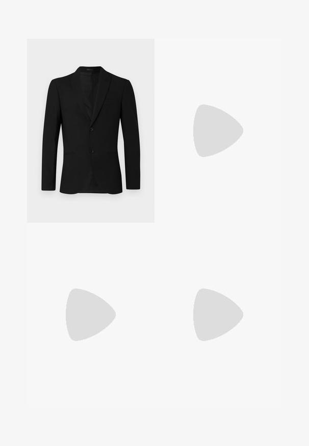 Črn suknjič s klapnom, enorednim zapenjanjem, dvema gumboma in žepom s preklopom; gladka tekstura in prilagojen kroj.; Črna turtleneck pulover iz mehkega pletenega materiala. Ima dolge rokave in oprijet kroj z rebrastim ovratnikom in robom. Minimalno blagovno znamčenje.; Črne oprijete jeans hlače iz denima z gladko teksturo. Imajo pet žepov in zadrgo z gumbom za zapiranje v pasu.; Črne lakirane usnjene čevlje z zaobljenim nosom, vezanjem in gladko, sijočo površino. Imajo nizko profilirano gumijasto podplat.