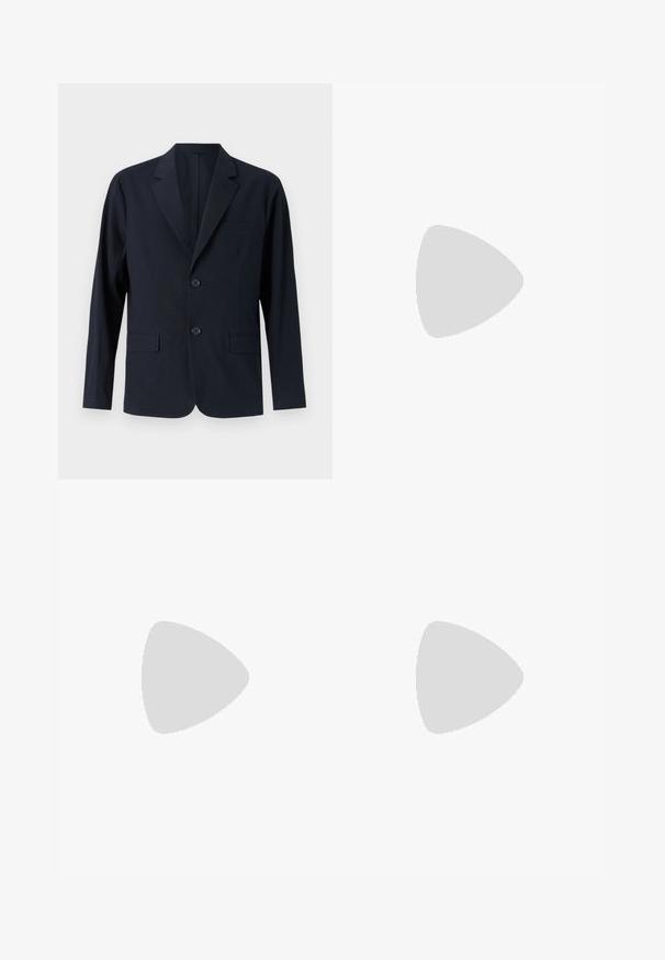 Blazer texturé bleu marine avec revers cranté, deux poches à rabat à l'avant et deux boutons. Coupe ajustée avec un design minimaliste.; Pull-over à manches longues noir et blanc à motifs, avec un col, doté d'une patte de boutonnage et de poignets côtelés à l'ourlet et aux manches.; Pantalons bleu marine en tissu léger, dotés d'une coupe décontractée, d'un devant plat et de poches latérales pour plus de praticité. Texture lisse, sans motifs visibles.; Baskets en cuir noir avec un profil bas, bout rond et fermeture lacée ; elles présentent une semelle en caoutchouc texturée et un détail de logo au niveau du talon.
